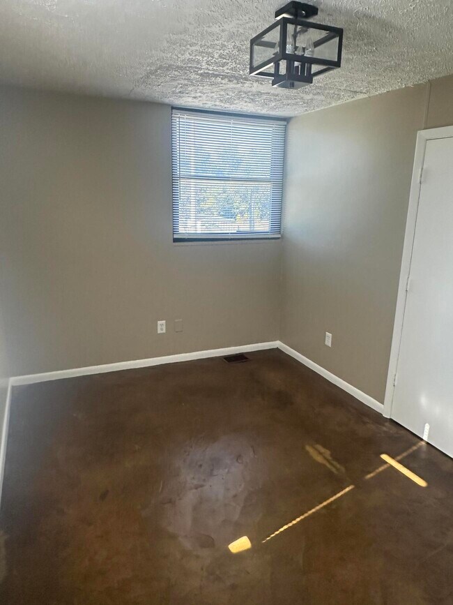 Building Photo - 713 Wilkinson Blvd