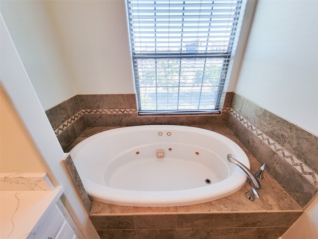 Building Photo - 2416 La Branch St