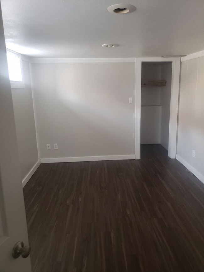 Building Photo - Cute 2 bedroom