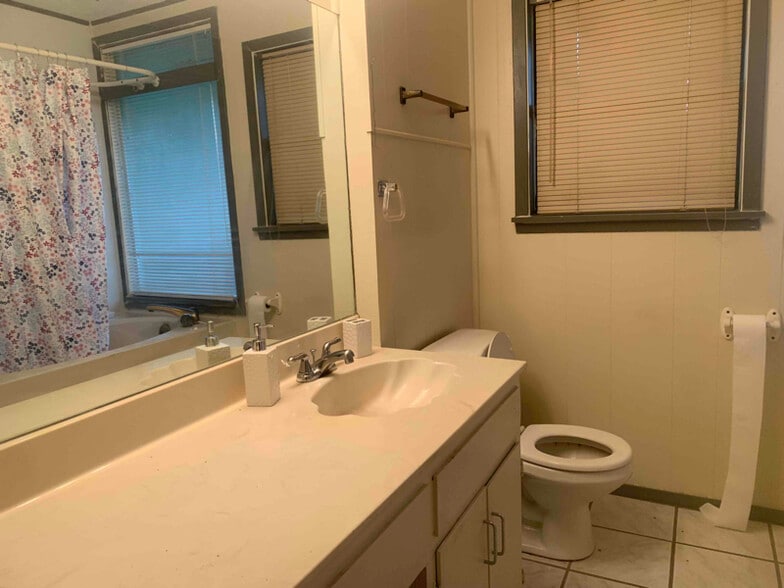 Building Photo - 600 Lakeshore Dr