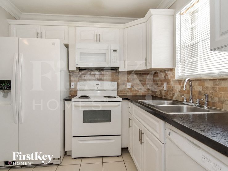 Building Photo - 809 SW 8th Ave