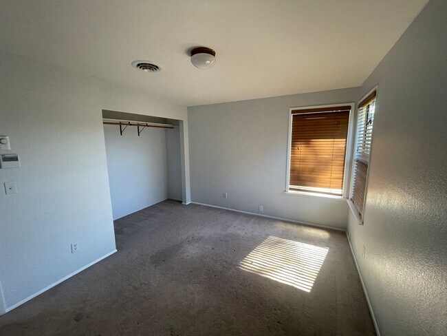 Building Photo - Lovely Pet Friendly, 3 Bedroom Home!