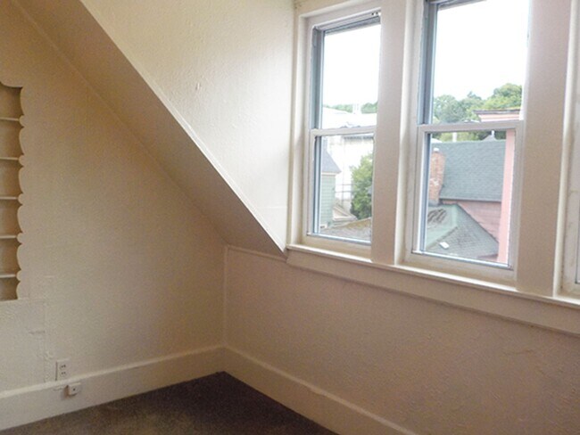 Building Photo - AVAILABLE 07/01/2026 - Beautiful 3 Bedroom...