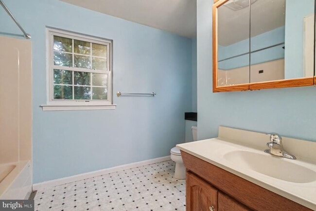 Building Photo - 1702 Oakfield Ave