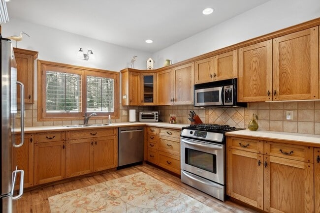 Building Photo - 3 bedroom, 2.5 bath townhome, close to Whitefish Lake State Park and the Golf Course