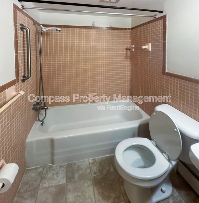 Building Photo - 2839 S Burdick St