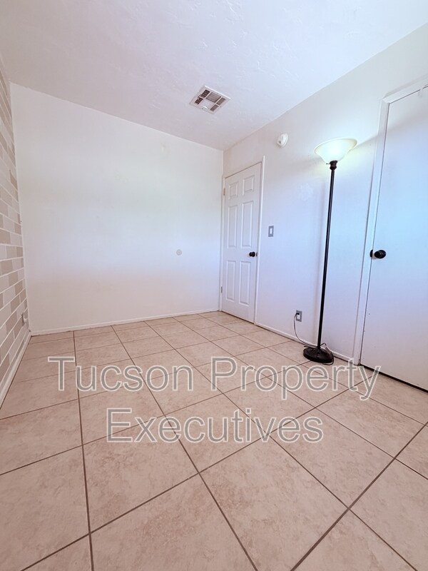 Building Photo - 3626 E Sylvane St