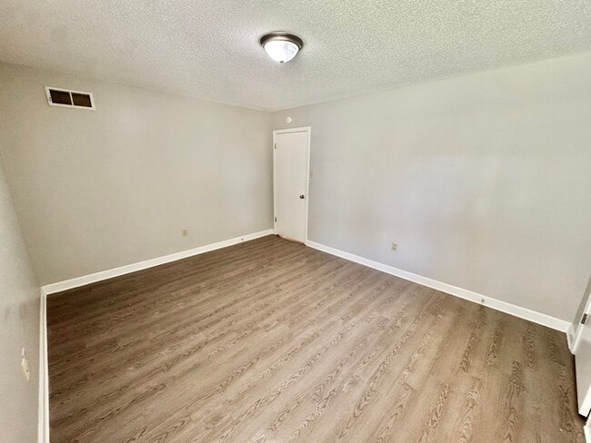 Building Photo - 5595 Briarwood Dr