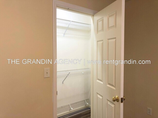 Building Photo - 1811 Meadows Ct