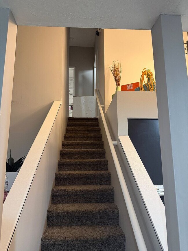 Building Photo - Luxurious 2-Bedroom Apartments with Modern Flair and Parkside Living!