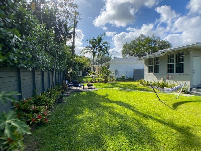 Building Photo - 5830 SW 47th St