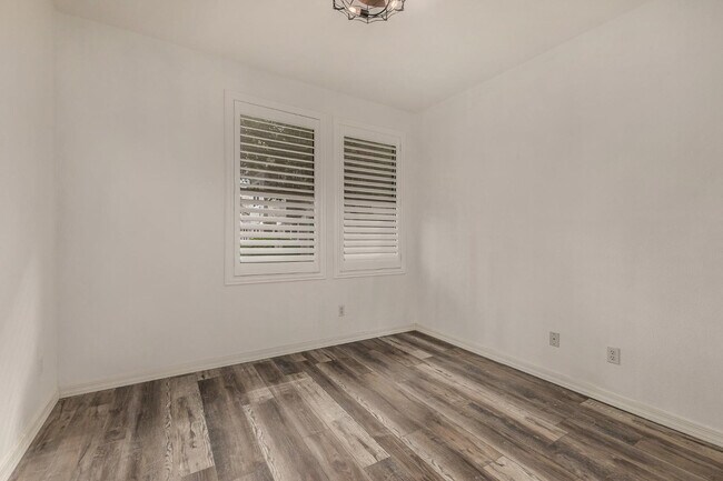 Building Photo - 15221 N Clubgate Dr