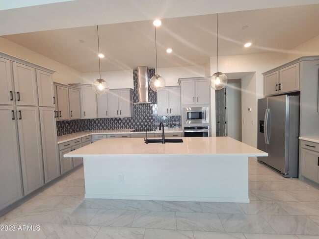 Building Photo - 240 E Shamrock Dr