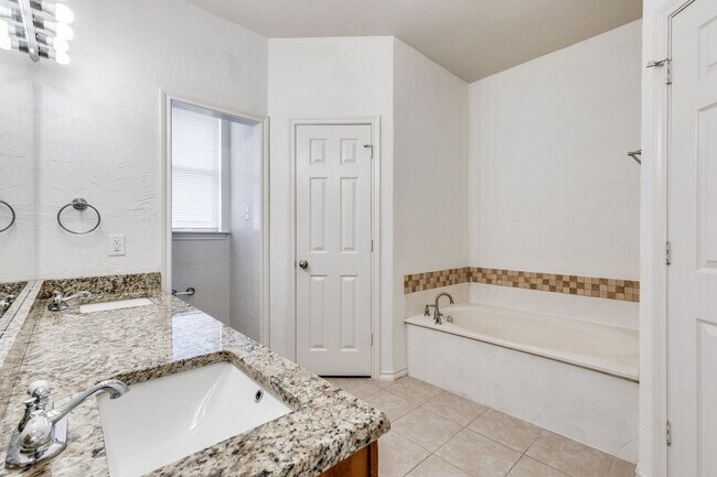 Building Photo - 8434 Golf Club Cir