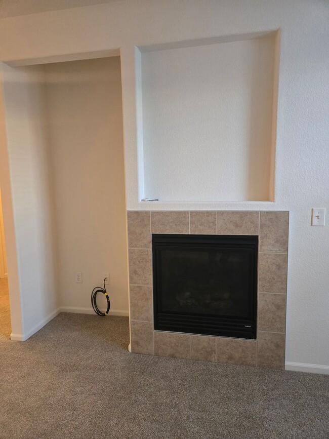 Building Photo - Spacious and Bright 2B/2B Townhome Now Ava...