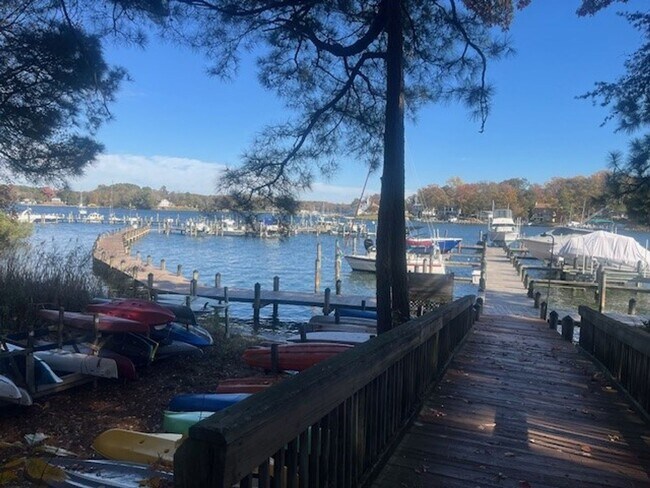 Building Photo - Gorgeous home with boat slip and water views