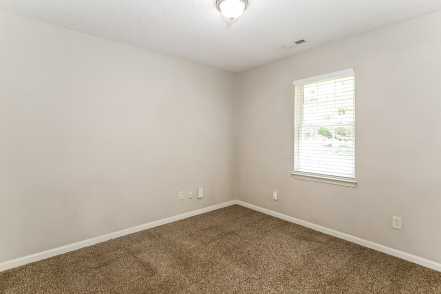 Building Photo - 6918 Lowen Rd