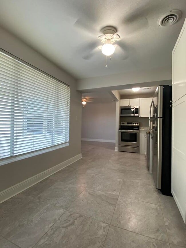 Building Photo - Two Bedroom Beachside Duplex with Garage!