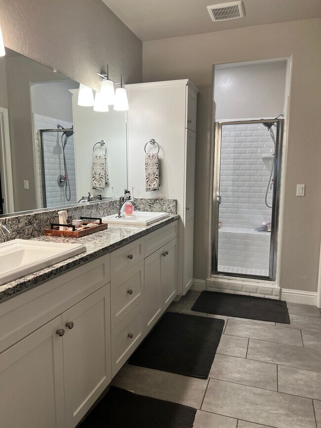 Building Photo - Charming and Elegant Home in Clovis District