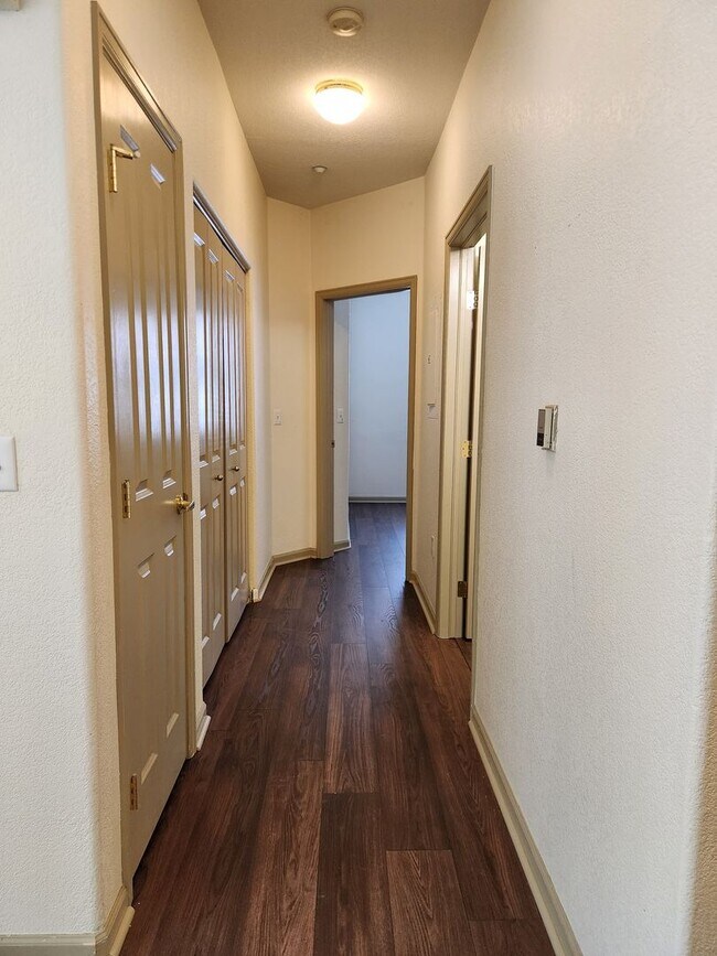 Building Photo - Beautiful condo in highly desired area of ...