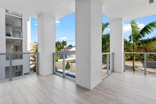 Building Photo - 475 E Royal Palm Rd