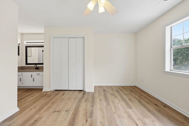 Building Photo - Updated 2BR Townhome in Prime Chapel Hill Location with Pool & Tennis!