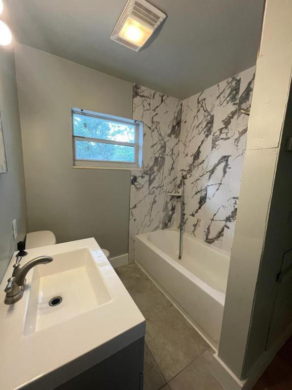 Building Photo - 1415 Rogers St