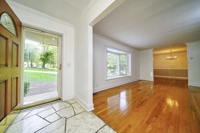 Building Photo - Beautiful 4-bedroom, 3-bathroom home located in the highly desirable Crieve Hall area!