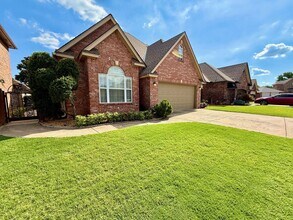 Building Photo - Fantastic Location, Fantastic Exec Home