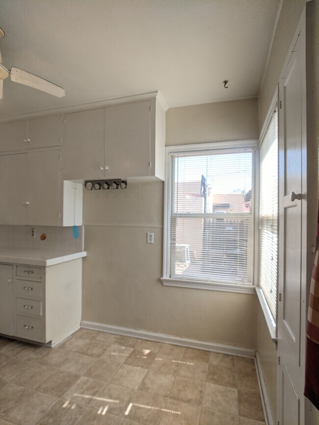 Building Photo - 1428 Axtell St