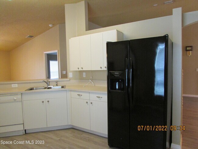 Building Photo - 700 Benton Dr