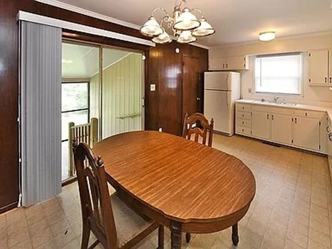 Building Photo - Discover the perfect blend of comfort and ...