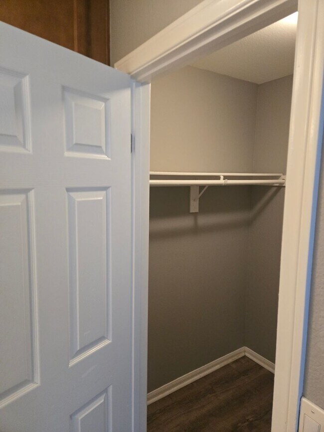 Building Photo - 2 Bedroom 1 Bathroom Condo