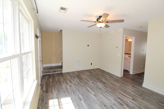 Building Photo - 2 bedroom 2.5 bathroom townhome for rent! ...