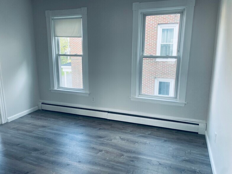 Building Photo - 14 Thorndike St
