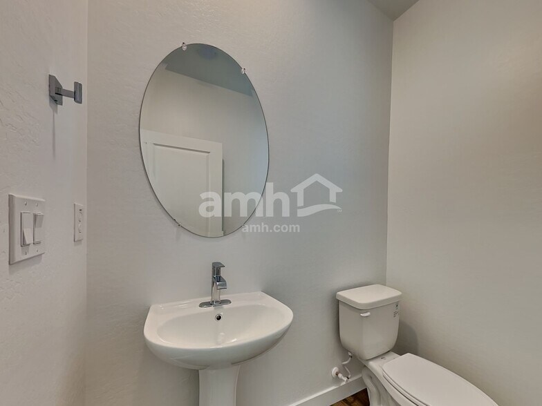 Building Photo - 4536 S 98th Ln