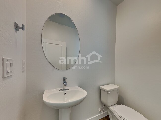 Building Photo - 9726 W Tamarisk Ave