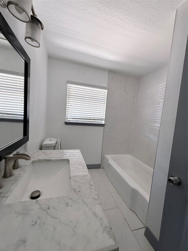 Building Photo - 3818 Linkwood Dr