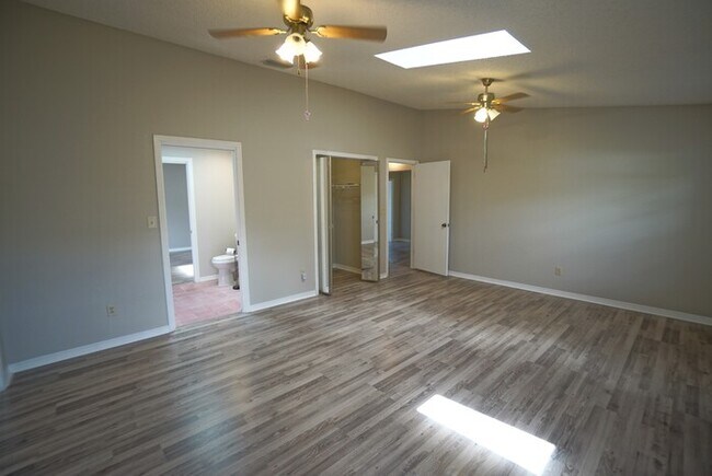 Building Photo - Charming 3/2 home in South Tampa