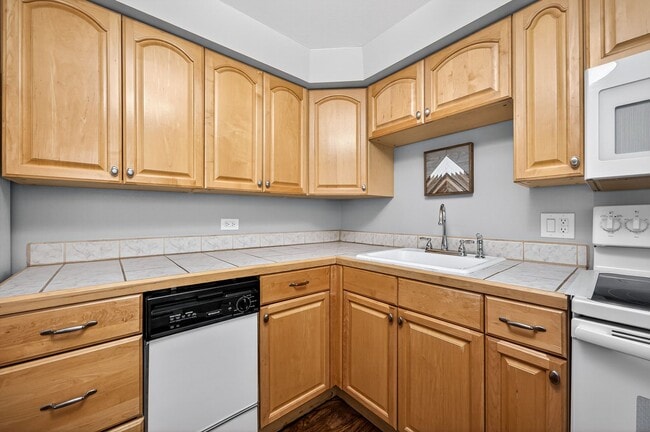 Building Photo - 985 Corona St
