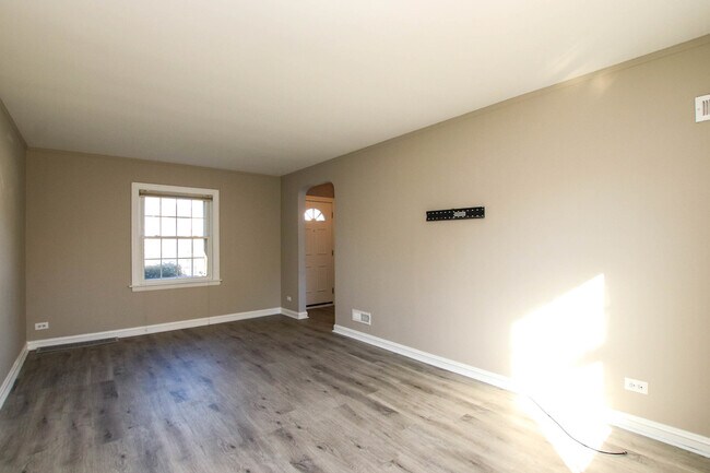 Building Photo - 5815 N Canfield Ave