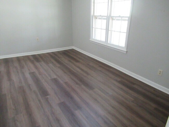 Building Photo - 598 Adamson Ave