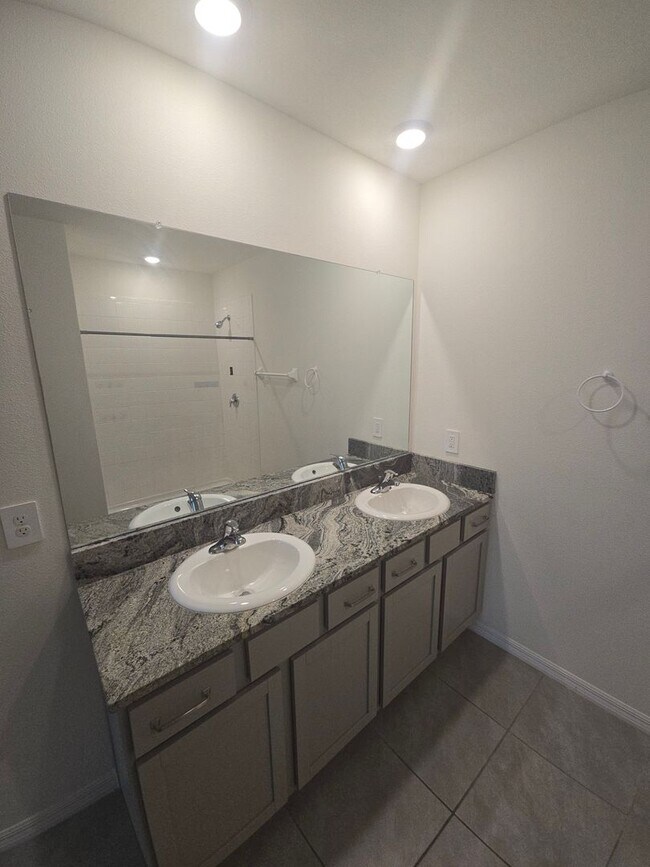 Building Photo - Gorgeous 3-Bedroom, 2-Bathroom Townhouse in Bradenton