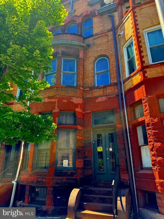 Building Photo - 1704 St Paul St