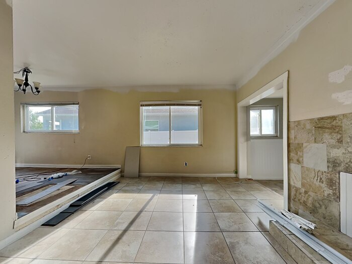 Building Photo - 905 Alicia Ave