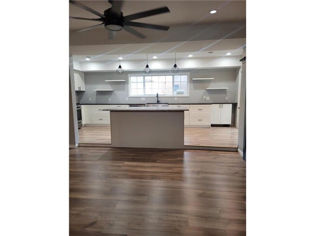 Building Photo - 47 6th Ave S