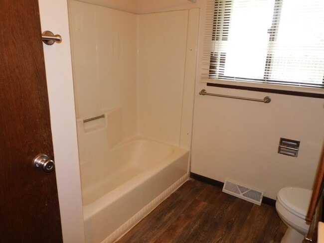 Building Photo - Beautiful 3 bedroom 2 bath Single Family H...