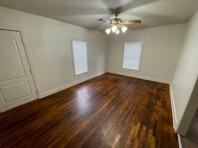 Building Photo - Cute two bedroom one bath (850 sf) home wi...