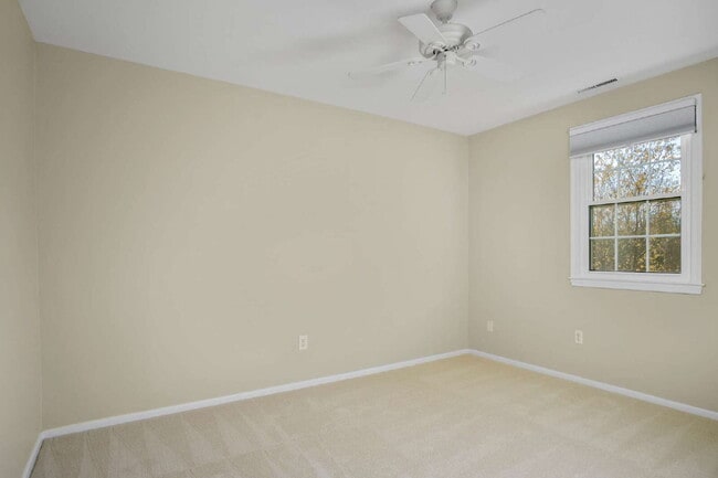 Building Photo - Charming Townhouse: Your New Home Awaits!