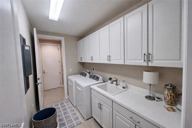 Building Photo - 2547 Marquesa Royale Ln